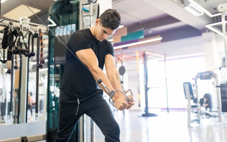 un homme qui fait de la musculation pour prendre de la masse (1)